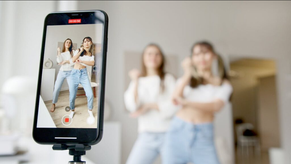 LeahRoseVIP: The Digital Creator & VIP Membership Model
